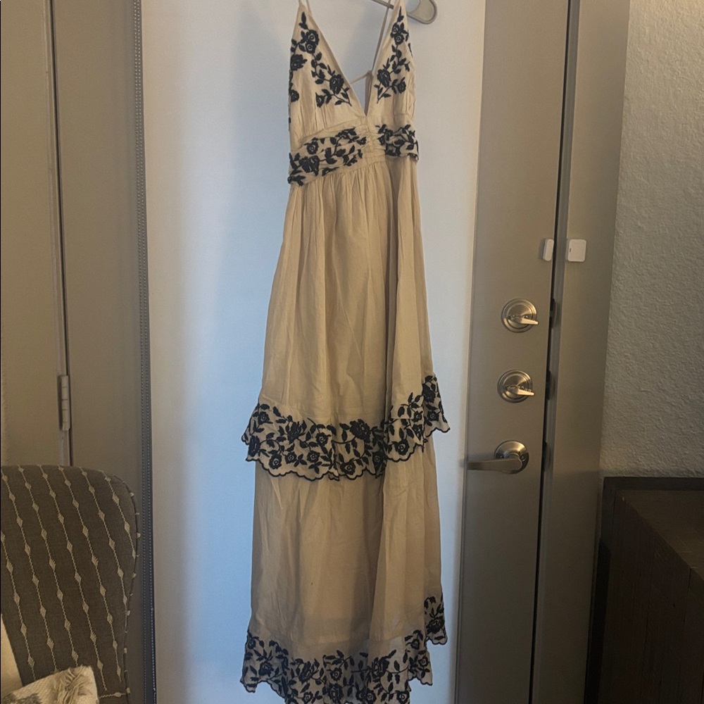 Abercrombie & Fitch Cream Maxi Dress with Black Accents - Picture 4 of 4